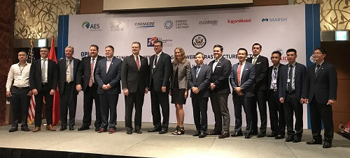 Quyền Trợ lý Bộ trưởng Thương mại Hoa Kỳ Ian Steff, Đại sứ Hoa Kỳ Daniel Kritenbrink, Tổng lãnh sự Hoa Kỳ Mary Tarnowka và các đại biểu chụp hình lưu niệm tại Hội thảo