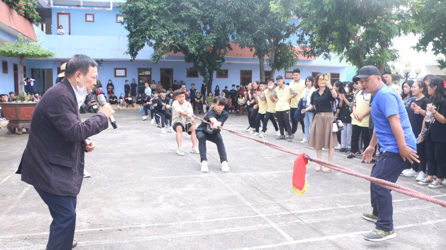 Hoạt động ngoại khóa của Trường THPT Đinh Tiên Hoàng (Hà Nội). Ảnh: Đình Tuệ Hoạt động ngoại khóa của Trường THPT Đinh Tiên Hoàng (Hà Nội). Ảnh: Đình Tuệ