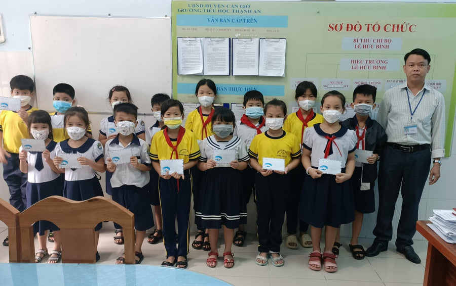 Trong những năm qua, thầy Bình luôn vận động các mạnh thường quân hỗ trợ kinh phí, vật chất để giúp học sinh nghèo.