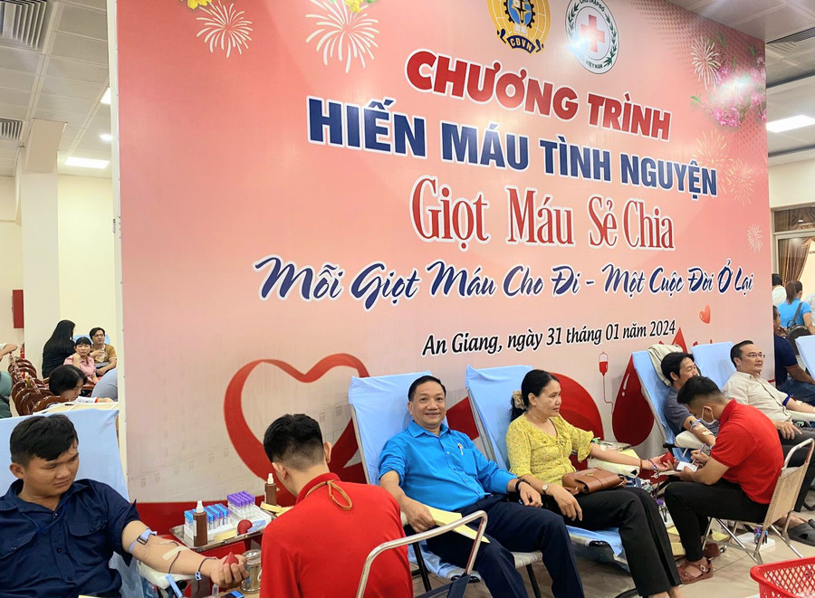 Đoàn viên Công đoàn Sở GD&ĐT An Giang tham gia hiến 12 đơn vị máu. Đoàn viên Công đoàn Sở GD&ĐT An Giang tham gia hiến 12 đơn vị máu.