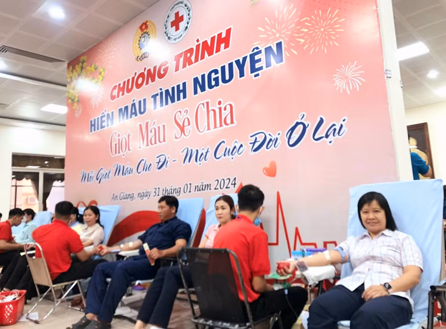 Đoàn viên Công đoàn cơ sở Sở GD&ĐT An Giang tham gia hiến máu tình nguyện.