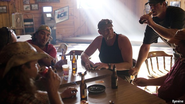 Một nhóm thợ uống rượu trong quán bar. Ảnh: Economist Một nhóm thợ uống rượu trong quán bar. Ảnh: Economist