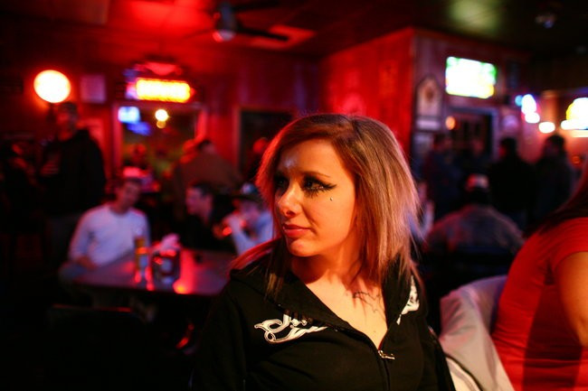 Cô Christina Knapp từng bị một nhóm đàn ông trả giá để múa thoát y khi cô đang uống cùng bạn trong quán bar. Ảnh: NYT Cô Christina Knapp từng bị một nhóm đàn ông trả giá để múa thoát y khi cô đang uống cùng bạn trong quán bar. Ảnh: NYT