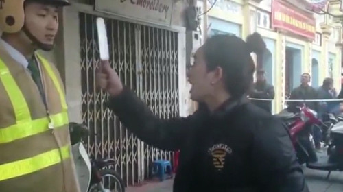 Người phụ nữ vung dao dọa chém cả CSGT. 4-6565-1417771767.jpg