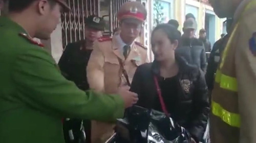 Cuối cùng lực lượng chức năng phải khống chế... 6-4142-1417771768.jpg