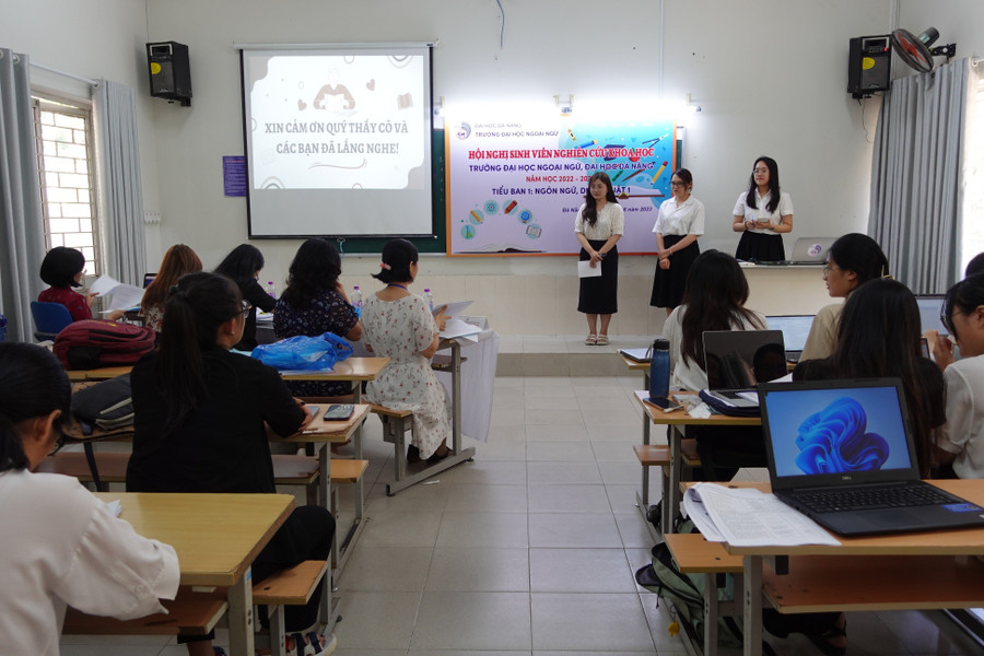 Sinh viên trình bày báo cáo khoa học tại các tiểu ban. Sinh viên trình bày báo cáo khoa học tại các tiểu ban.