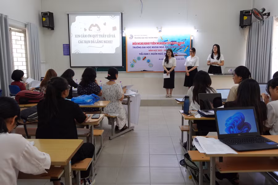 Sinh viên trình bày báo cáo khoa học tại các tiểu ban.