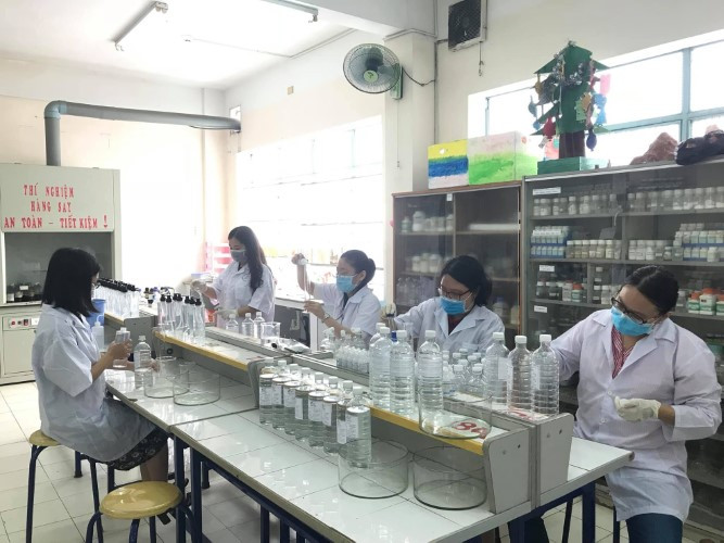 Giáo viên Trường THPT Lương Thế Vinh, quận 1 làm dung dịch sát khuẩn trong phòng thí nghiệm. Ảnh: NVCC