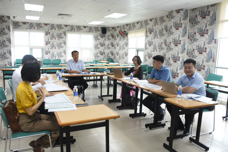 Ban giám khảo vòng Sơ khảo Giải thưởng Khoa học và Công nghệ dành cho SV trong các trường ĐH toàn quốc năm 2023 làm việc tại các hội đồng. Ban giám khảo vòng Sơ khảo Giải thưởng Khoa học và Công nghệ dành cho SV trong các trường ĐH toàn quốc năm 2023 làm việc tại các hội đồng.