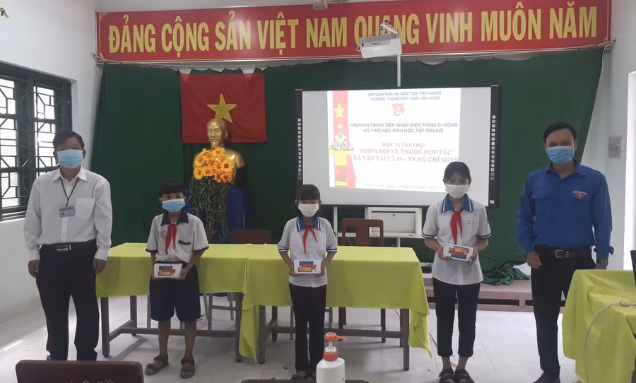 Trường THCS-THPT Ngô Văn Nhạc, huyện Cái Bè (Tiền Giang) trao thiết bị học trực tuyến cho HS hoàn cảnh khó khăn.