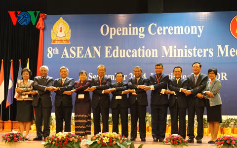 Bộ trưởng Bộ GD&ĐT Phạm Vũ Luận (thứ hai từ phải sang) cùng các vị đại biểu quốc tế chụp ảnh lưu niệm tại Hội nghị