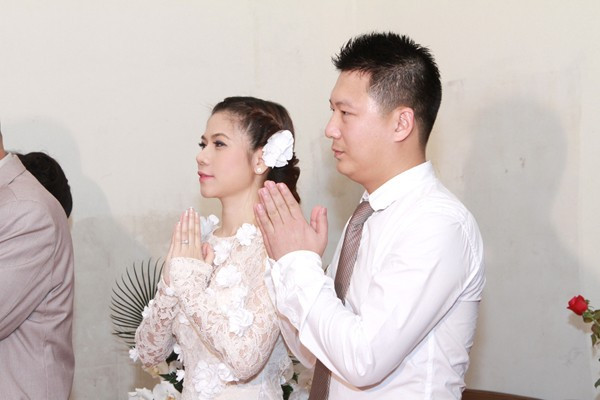 Nữ ca sĩ Mỹ Dung lên xe hoa vào tháng 3 năm ngoái, ông xã cô là Tiến – chủ một doanh nghiệp kinh doanh hàng điện tử, điện lạnh ở miền Bắc. Trong một bài phỏng vấn, Mỹ Dung tiết lộ về lần cô được ngỏ ý rơi đúng vào ngày sinh nhật hồi tháng 10/2012 diễn ra như trong phim ảnh. Nữ ca sĩ Mỹ Dung lên xe hoa vào tháng 3 năm ngoái, ông xã cô là Tiến – chủ một doanh nghiệp kinh doanh hàng điện tử, điện lạnh ở miền Bắc. Trong một bài phỏng vấn, Mỹ Dung tiết lộ về lần cô được ngỏ ý rơi đúng vào ngày sinh nhật hồi tháng 10/2012 diễn ra như trong phim ảnh.