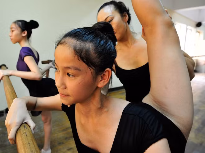 Nữ sinh trường múa tập luyện