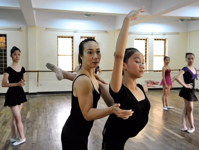 Nữ sinh trường múa tập luyện