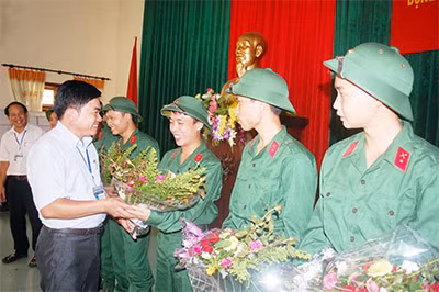 Cấp ủy, chính quyền xã Phùng Xá, huyện Mỹ Đức gặp và tặng quà các thanh niên nhập ngũ đợt 2 năm 2014.