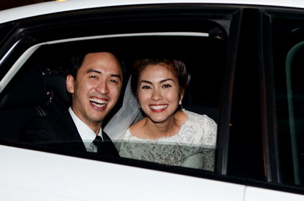 Là người khá kín kẽ trong chuyện tình cảm với ông xã doanh nhân Louis Nguyễn, nhưng vào đám cưới hồi tháng 11/2012, Tăng Thanh Hà bất ngờ khoe kỷ niệm cầu hôn của vợ chồng cô với các quan khách qua một video kể về hành trình tình yêu của họ. Là người khá kín kẽ trong chuyện tình cảm với ông xã doanh nhân Louis Nguyễn, nhưng vào đám cưới hồi tháng 11/2012, Tăng Thanh Hà bất ngờ khoe kỷ niệm cầu hôn của vợ chồng cô với các quan khách qua một video kể về hành trình tình yêu của họ.