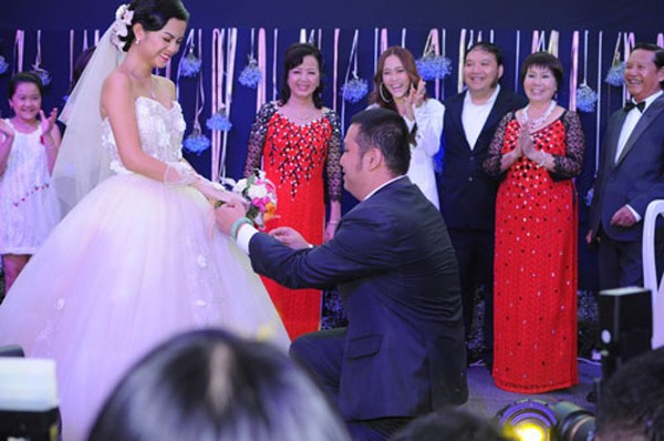 Tháng 5/2012, ông bầu Quang Huy làm đám cưới với nữ ca sĩ Phạm Quỳnh Anh sau 10 năm hẹn hò. Trong ngày trọng đại, đến nghi lễ đeo nhẫn, trước sự cổ vũ của 500 khách mời, chú rể quỳ gối, tái diễn lại cảnh cầu hôn cô dâu. Tháng 5/2012, ông bầu Quang Huy làm đám cưới với nữ ca sĩ Phạm Quỳnh Anh sau 10 năm hẹn hò. Trong ngày trọng đại, đến nghi lễ đeo nhẫn, trước sự cổ vũ của 500 khách mời, chú rể quỳ gối, tái diễn lại cảnh cầu hôn cô dâu.