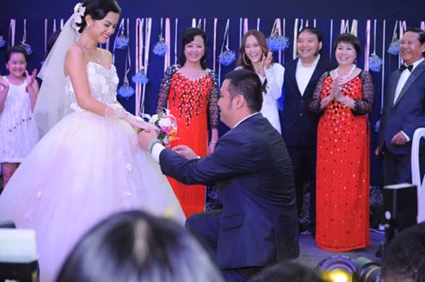 Tháng 5/2012, ông bầu Quang Huy làm đám cưới với nữ ca sĩ Phạm Quỳnh Anh sau 10 năm hẹn hò. Trong ngày trọng đại, đến nghi lễ đeo nhẫn, trước sự cổ vũ của 500 khách mời, chú rể quỳ gối, tái diễn lại cảnh cầu hôn cô dâu. Tháng 5/2012, ông bầu Quang Huy làm đám cưới với nữ ca sĩ Phạm Quỳnh Anh sau 10 năm hẹn hò. Trong ngày trọng đại, đến nghi lễ đeo nhẫn, trước sự cổ vũ của 500 khách mời, chú rể quỳ gối, tái diễn lại cảnh cầu hôn cô dâu.