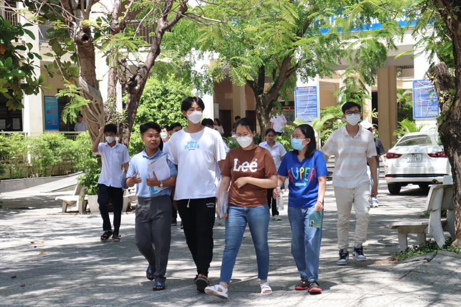 Thí sinh Đà Nẵng hoàn thành bài thi môn Ngoại ngữ.