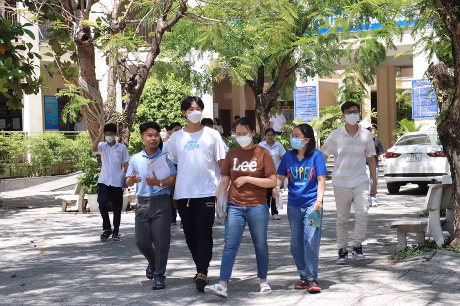 Thí sinh Đà Nẵng hoàn thành bài thi môn Ngoại ngữ.