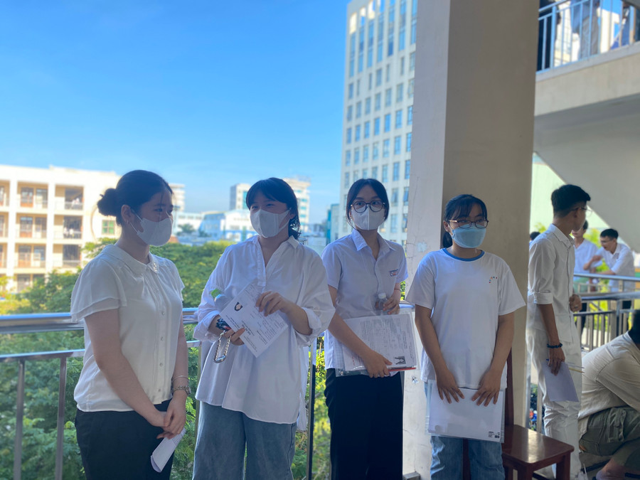 Thí sinh trao đổi bài trước giờ gọi vào phòng thi