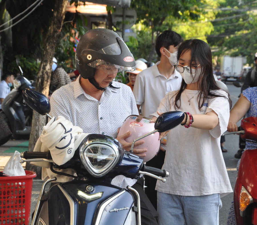 Thời tiết nắng nóng, nhiều thí sinh đến điểm thi Trường THPT Hoàng Hoa Thám sớm để có thời gian nghỉ ngơi trước khi làm bài thi môn Ngoại ngữ. Thời tiết nắng nóng, nhiều thí sinh đến điểm thi Trường THPT Hoàng Hoa Thám sớm để có thời gian nghỉ ngơi trước khi làm bài thi môn Ngoại ngữ.