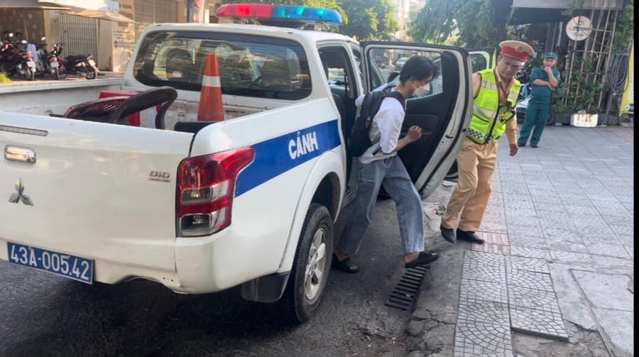 Thí sinh Trần Lê Quốc T được xe của cảnh sát giao thông Đà Nẵng đưa đến điểm thi. Ảnh: CSGT cung cấp.