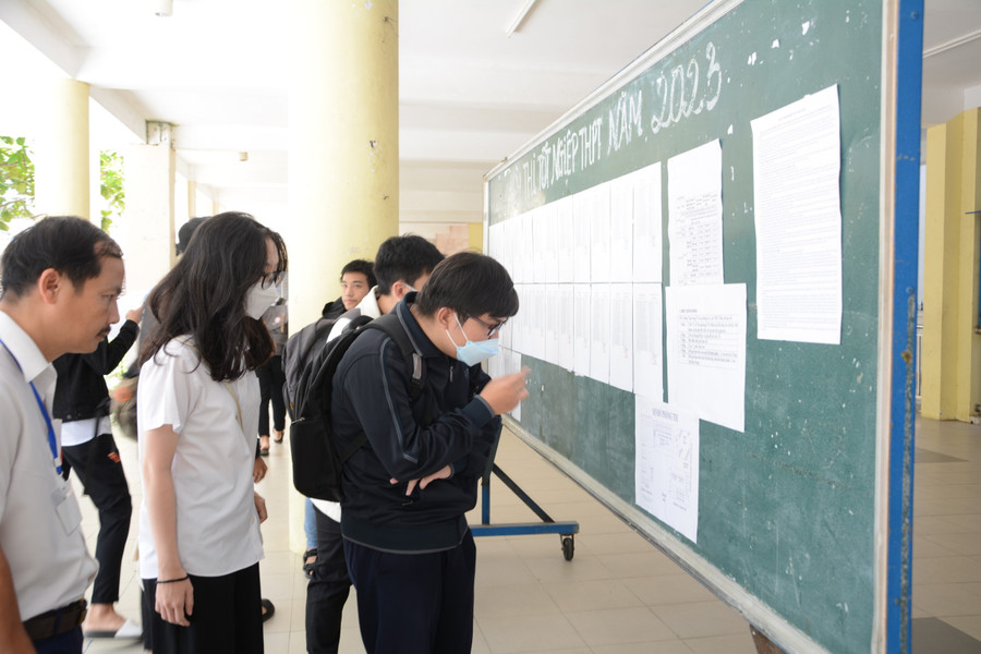 Thí sinh xem danh sách phòng thi trước buổi thi môn Ngoại ngữ. Thí sinh xem danh sách phòng thi trước buổi thi môn Ngoại ngữ.