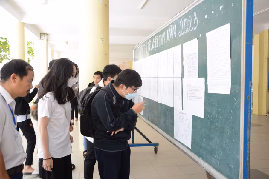 Thí sinh xem danh sách phòng thi trước buổi thi môn Ngoại ngữ.