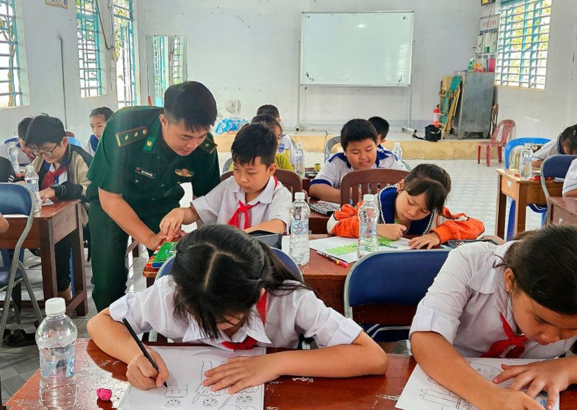 Các thí sinh tham dự hội thi cùng thể hiện tài năng.