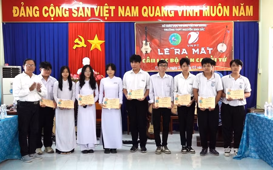 Trao Giấy chứng nhận cho các học sinh là thành viên của CLB Đờn ca tài tử của Trường.