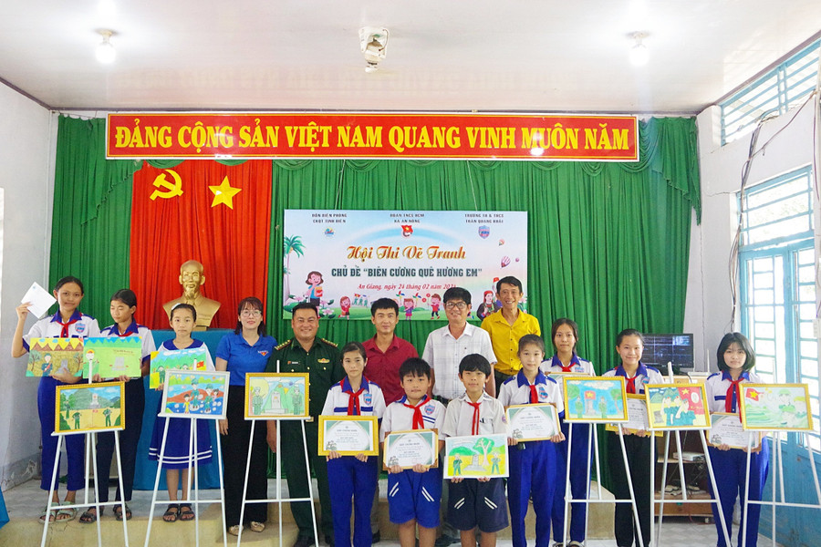 Ban tổ chức trao thưởng cho các thí sinh đạt giải tại hội thi.