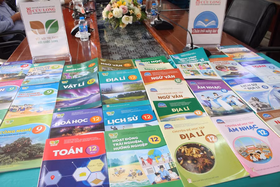 SGK lớp 9 và lớp 12 trưng bày tại hội thảo.