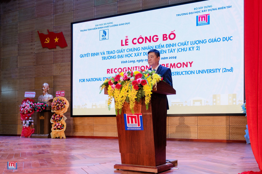 TS Nguyễn Văn Xuân - Bí thư Đảng, Hiệu trưởng Trường ĐH Xây dựng Miền Tây phát biểu tại buổi lễ. TS Nguyễn Văn Xuân - Bí thư Đảng, Hiệu trưởng Trường ĐH Xây dựng Miền Tây phát biểu tại buổi lễ.