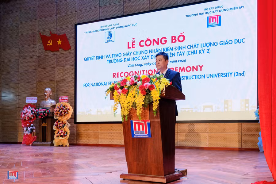 TS Nguyễn Văn Xuân - Bí thư Đảng, Hiệu trưởng Trường ĐH Xây dựng Miền Tây phát biểu tại buổi lễ.