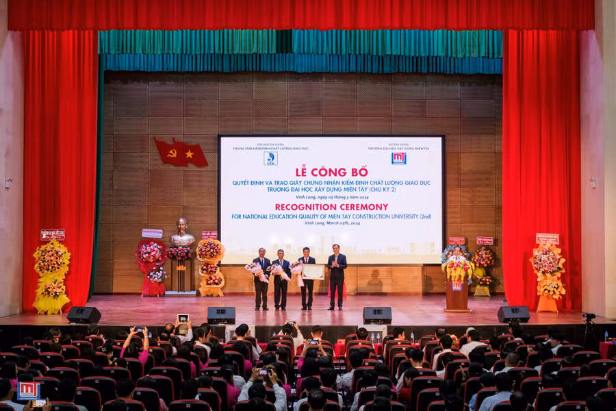 Hội đồng trường, BGH Trường ĐH Xây dựng Miền Tây nhận quyết định và chứng nhận kiểm định chất lượng cơ sở giáo dục chu kỳ 2.