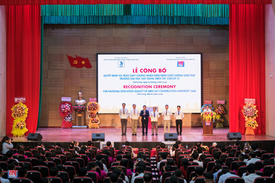 Tập thể, cá nhân được nhà trường khen thưởng. Tập thể, cá nhân được nhà trường khen thưởng.