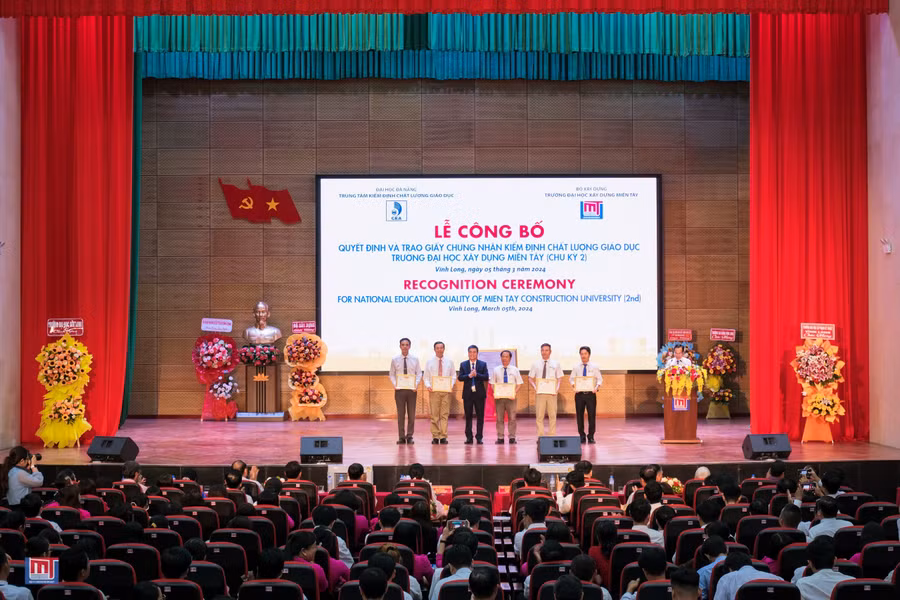 Tập thể, cá nhân được nhà trường khen thưởng.