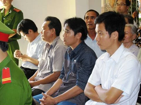 Các bị cáo tại phiên tòa ngày 3/4.