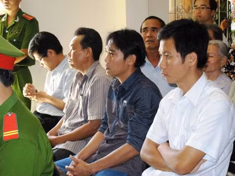 Các bị cáo tại phiên tòa ngày 3/4.