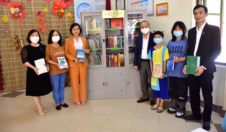 Ông Phan Ngọc Thọ trao tặng Tủ sách về Huế cho trẻ em làng SOS.