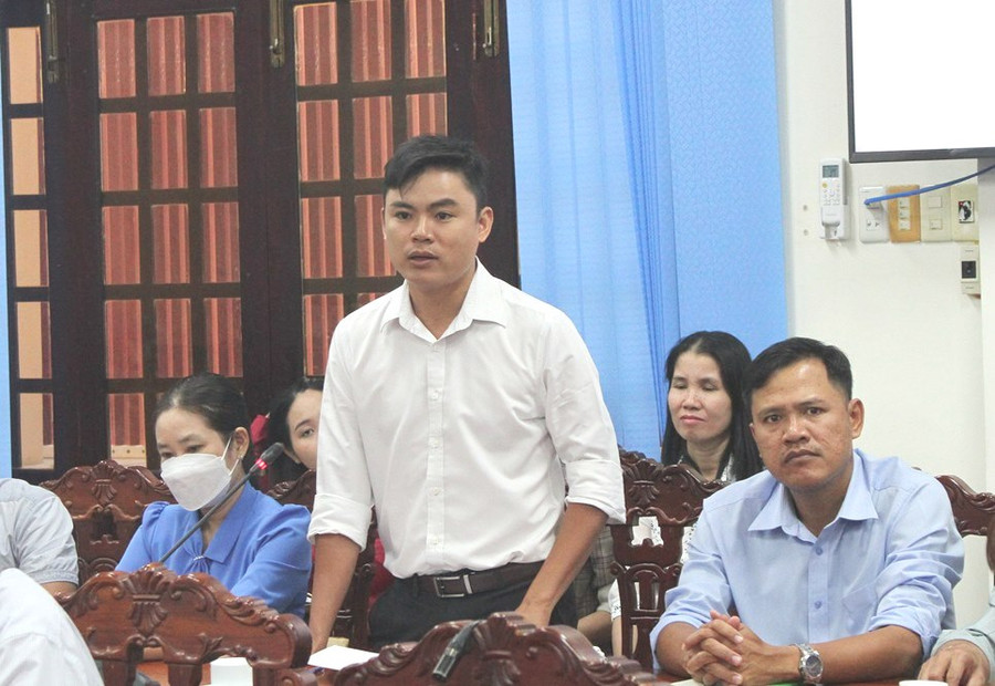 Giáo viên chia sẻ ý kiến tại buổi tham vấn.