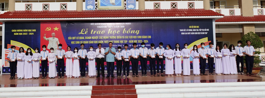 Lãnh đạo UBND huyện Đầm Dơi và Hiệu trưởng Trường THPT Đầm Dơi trao phần thưởng cho HS xuất sắc. Lãnh đạo UBND huyện Đầm Dơi và Hiệu trưởng Trường THPT Đầm Dơi trao phần thưởng cho HS xuất sắc.