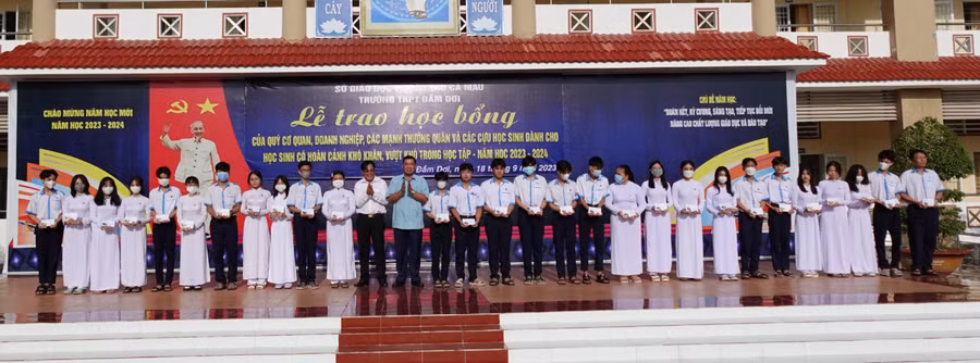 Lãnh đạo UBND huyện Đầm Dơi và Hiệu trưởng Trường THPT Đầm Dơi trao phần thưởng cho HS xuất sắc.