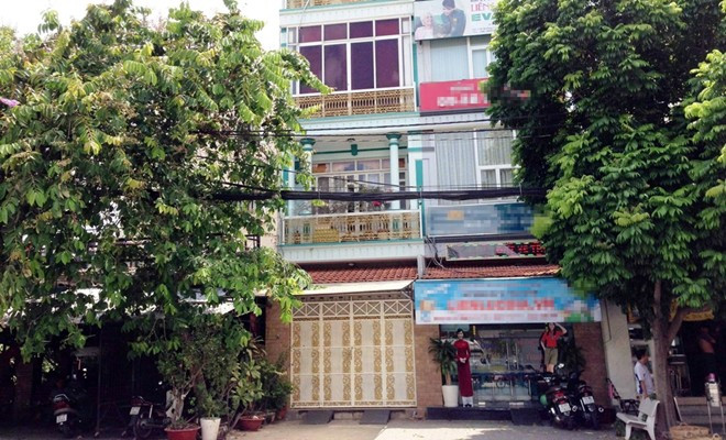 Ngôi nhà (đóng cửa), nơi xảy ra vụ án mạng. Ảnh: Trường Nguyên. Ngôi nhà (đóng cửa, nơi xảy ra vụ án mạng.