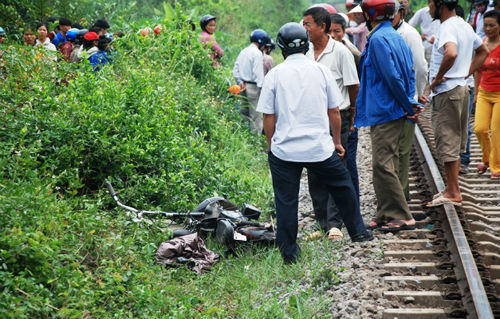 Hiện trường vụ tàu hỏa đâm nữ sinh đi xe đạp điện tại Quảng Bình. Ảnh: Vietnamnet