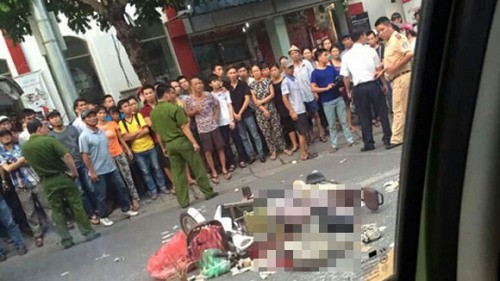 Người phụ nữ đi xe đạp điện tử vong thương tâm tại ngã tư Trần Phú - Điện Biên Phủ, Hà Nội. Ảnh: VOV