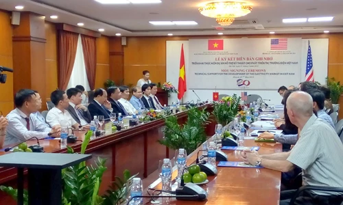 Lễ ký kết Bản ghi nhớ về cung cấp hỗ trợ kỹ thuật cho việc phát triển thị trường điện cạnh tranh của Việt Nam. Ảnh: Chung Thủy