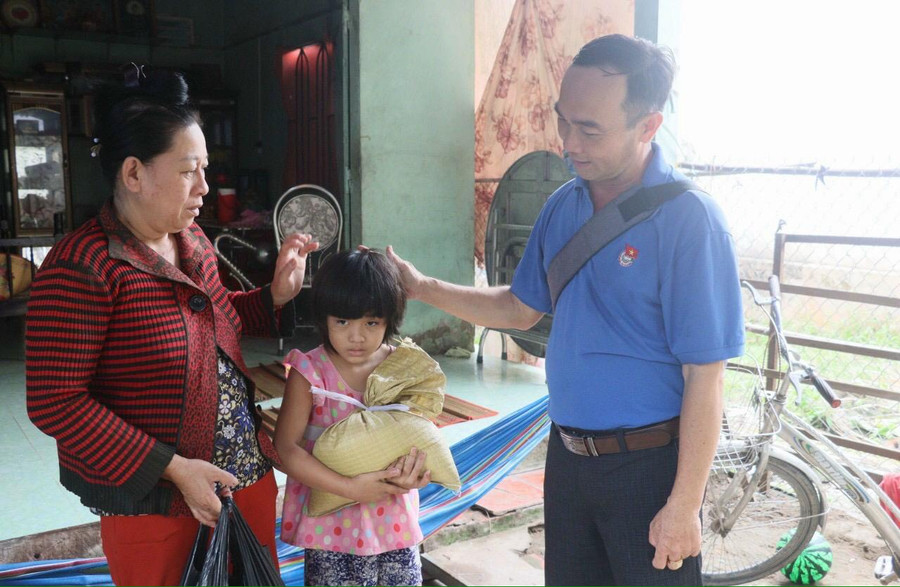 Thầy Lê Trung Lành - Tổng phụ trách Đội Trường Tiểu học Phú Quới C, huyện Long Hồ, tỉnh Vĩnh Long (phải).