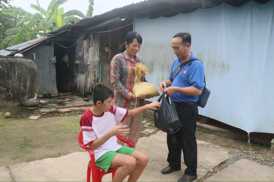 Thầy Lê Trung Lành là người bạn đồng hành thân thiết của nhiều học sinh khó khăn.